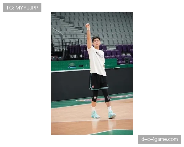 郭艾伦今天穿得像个富二代，场下完全不是球场那个拼命三郎样儿了